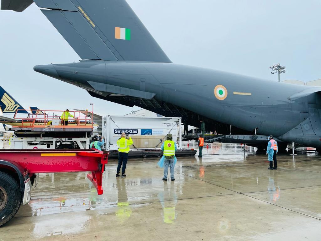 印度空軍運(yùn)輸機(jī)從新加坡運(yùn)回液氧氣罐 來源：印度內(nèi)政部