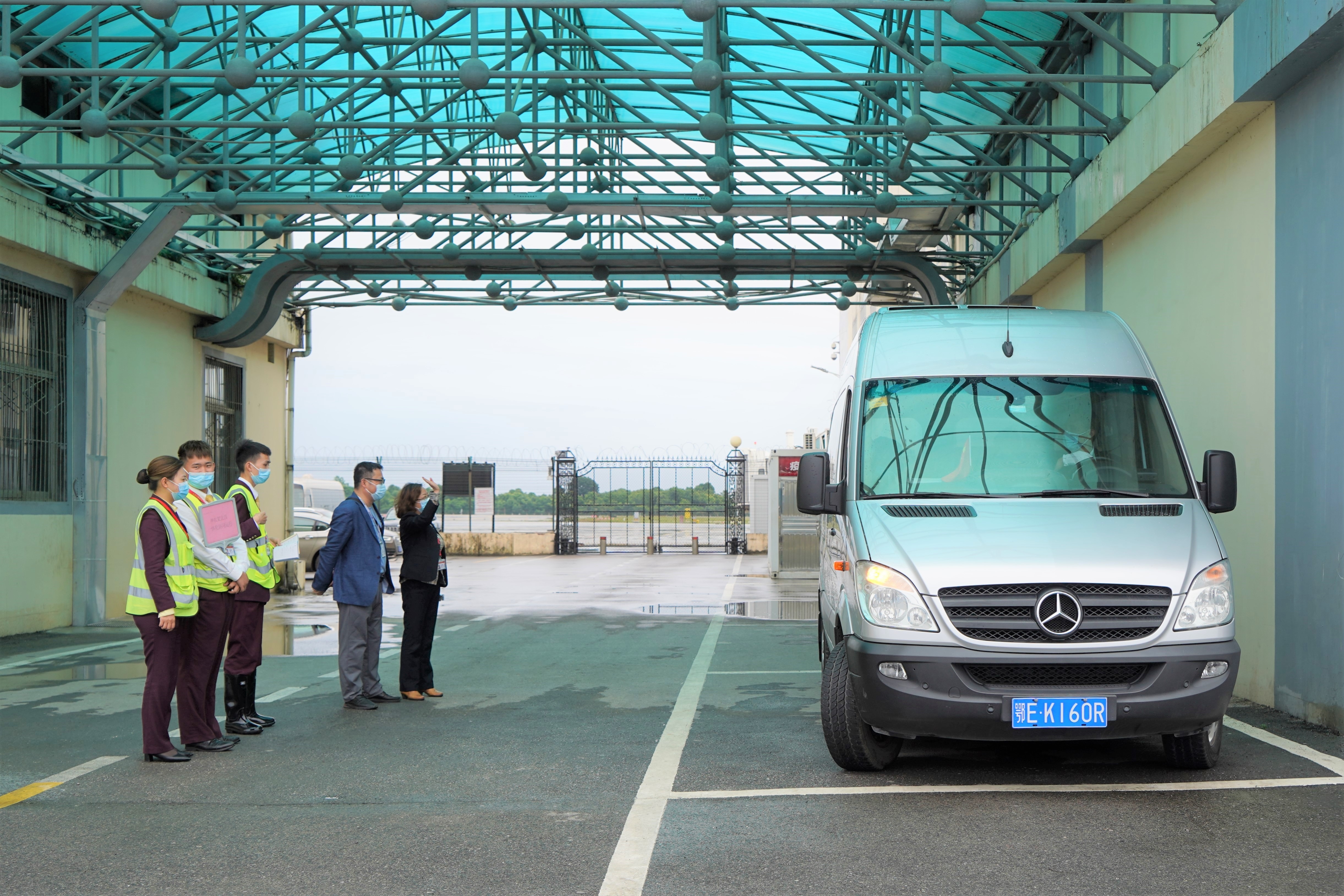 旅客乘坐轉(zhuǎn)運(yùn)車順利前往神農(nóng)架